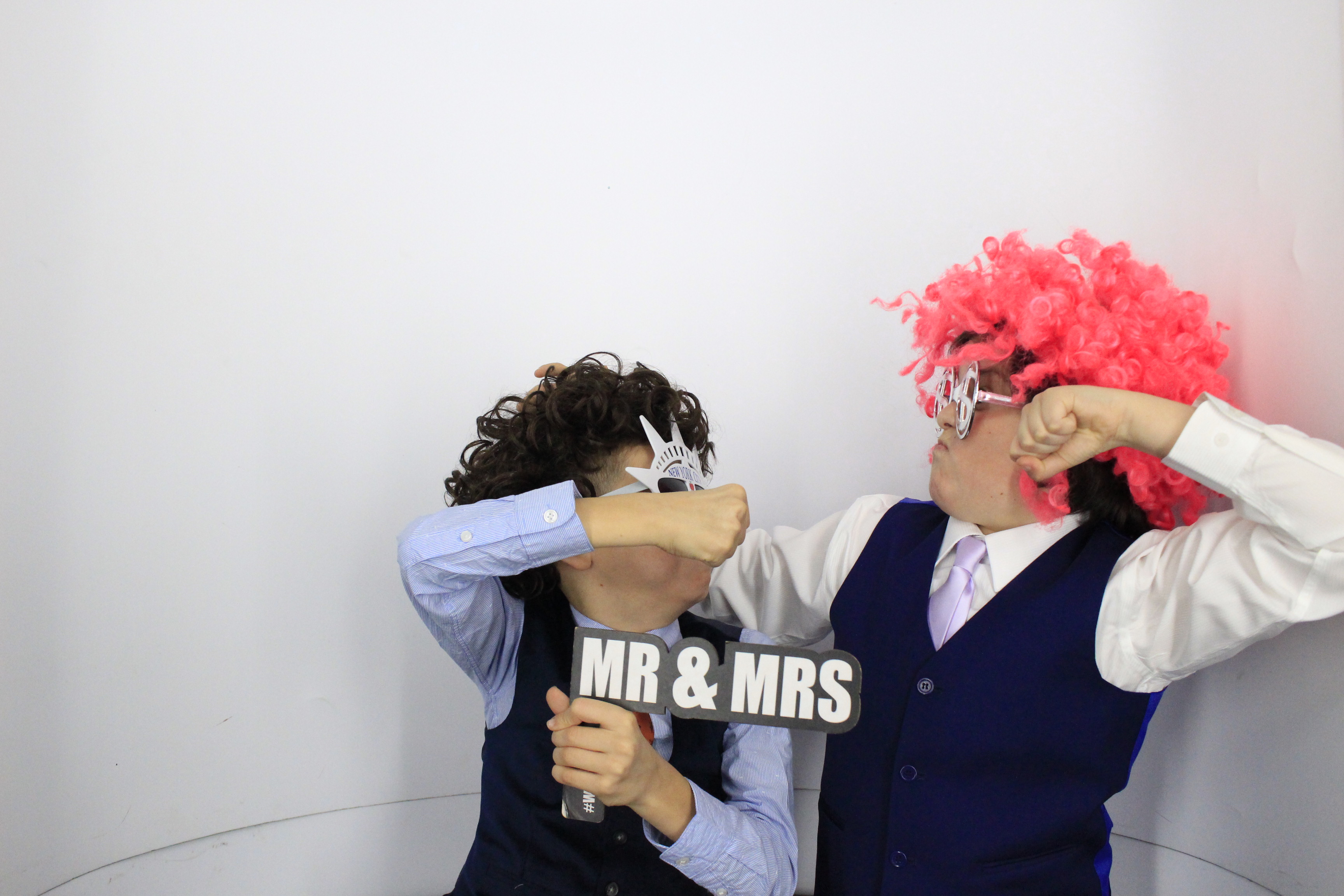 Simon & Muna  | View more photos from the event at gallery.myphotoboothexperience.co.uk/u/MyPhotoBoothExperienceLtd/Simon-Muna